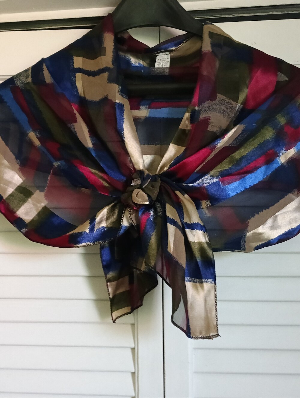 Beautiful Neck/Head Velcro Closure ScarfLooks new as if never worn
